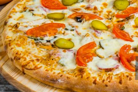 Пицца с копченостями