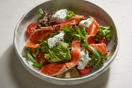 Салат с лососем и нежным сыром