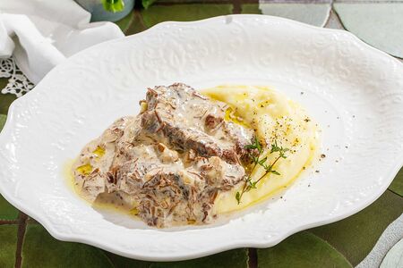 Телятина с белыми грибами и трюфельным соусом