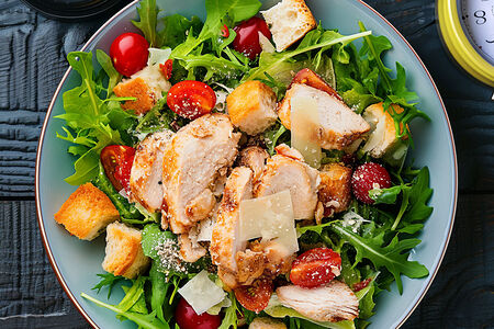 Салат Цезарь с курицей