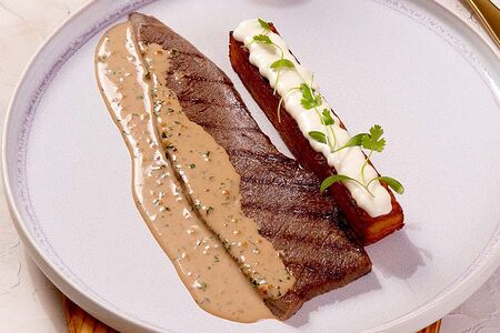 Телячий язык с пряным соусом и хрустящим гратеном