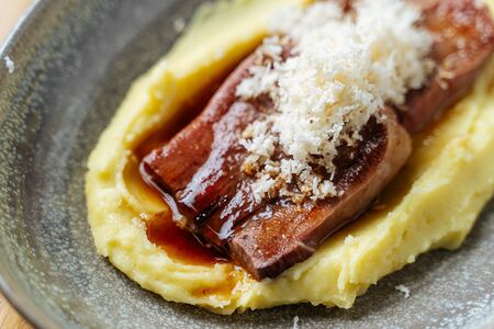 Говяжий язык со свежим хреном и картофельным пюре