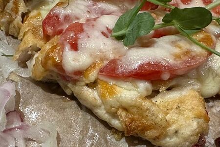 Куриная отбивная под сырной шапкой с томатами и маринованным луком