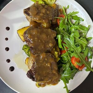 Медальоны из говядины с картофелем по-деревенски 