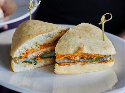 Кубинский сэндвич с сыром чеддер и соусом халапеньо