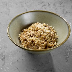 Цельнозерновая овсяная каша с рваной говядиной и сыром