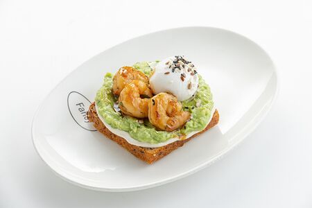Авокадо тост c яйцом пашот и креветками на безглютеновом хлебе