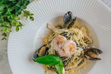 Спагетти с морепродуктами в сливочном соусе