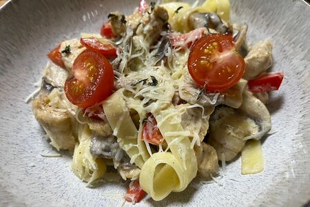 Паста феттуччине с цыпленком и грибами