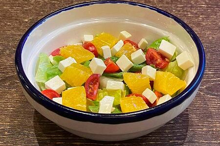 Салат с сыром фета и апельсином