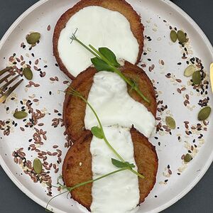 Картофельные драники со сметаной 