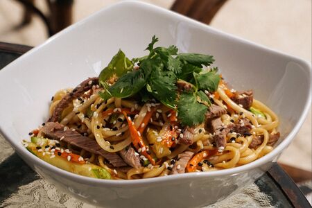 Удон с говядиной и зелёным карри