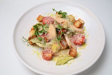 Салат Цезарь с курицей, томатами черри и пармезаном