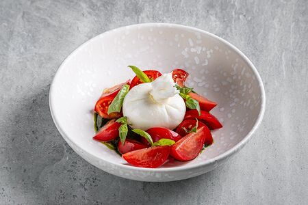 Буррата с розовыми томатами