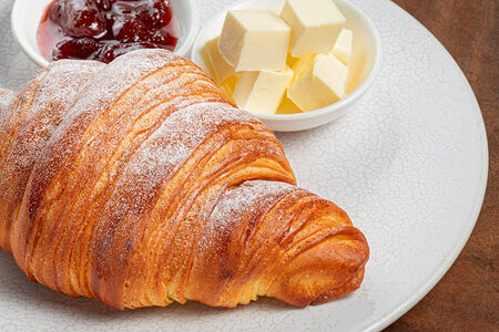 Круассан со сливочным маслом