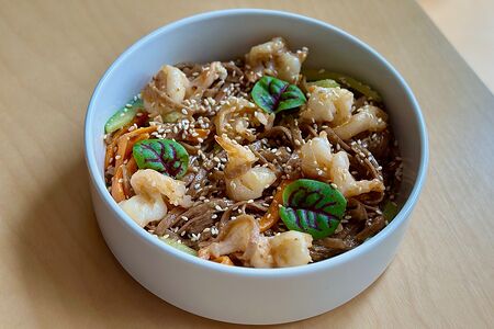 Гречневая соба с креветками и овощами