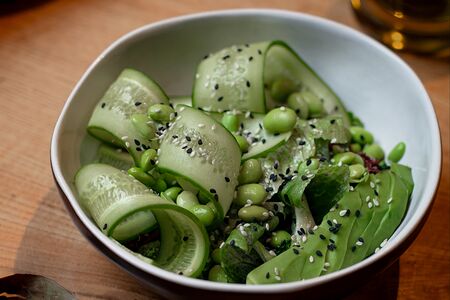 Зеленый салат с авокадо и ореховым соусом