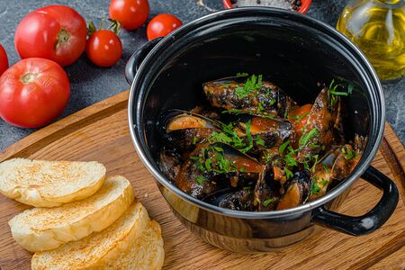 Мидии в томатном соусе