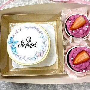 Набор 8 марта бенто и 2 капкейка 