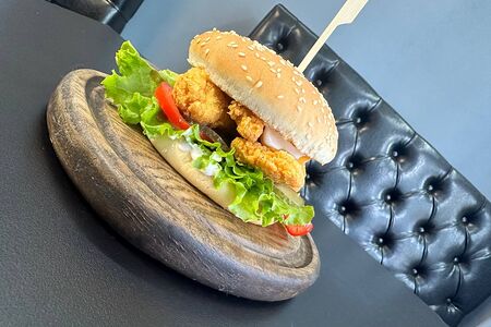 Бургер с куриными стрипсами халяль
