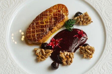 Стейк из фуа-гра с черной смородиной