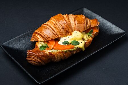 Яйцо Бенедикт с лососем и авокадо