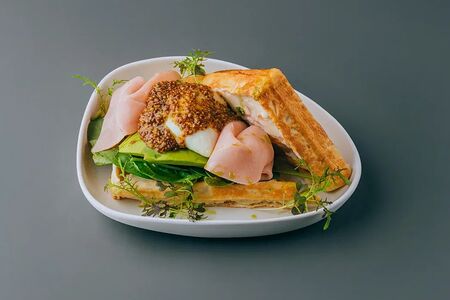 Вафля со сливочным сыром, ветчиной и яйцом пашот