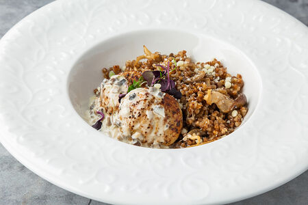 Куриные котлеты с гречотто и грибным соусом