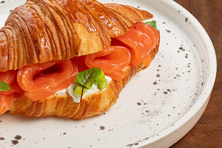 Круассан с лососем