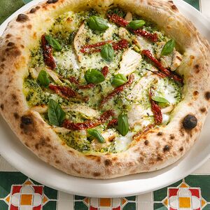 Пицца с курицей и вялеными томатами