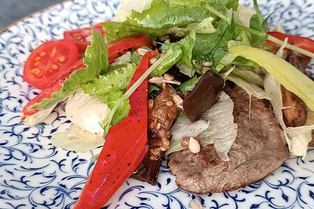 Салат с тёплой телятиной и овощами 
