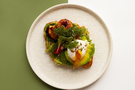 Авокадо-круассан с яйцом пашот и креветками