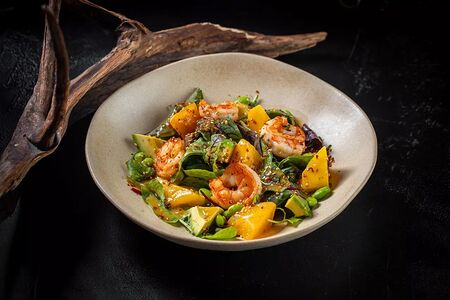 Салат креветки, манго и алоэ чили