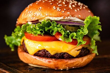 Бургер с говяжьей котлетой 