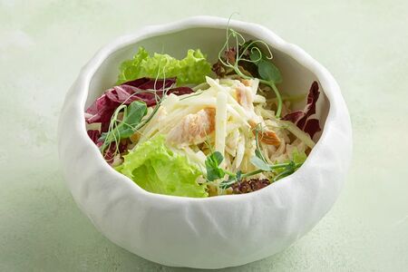 Салат с куриным филе и яблоком