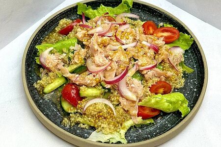 Салат овощной с тунцом конфи