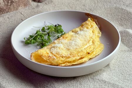 Сырный омлет, страчателла, чеддер и пармезан