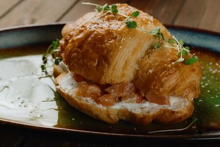 Круассан со слабосоленым лососем и кокосовым соусом