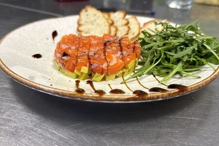 Тартар из лосося и авокадо 