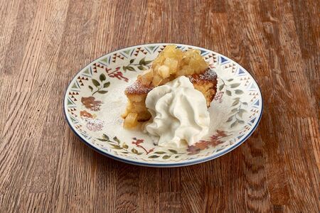 Шарлотка с яблоками и мацони 