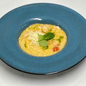 Ризотто с креветками, томатами и базиликом 