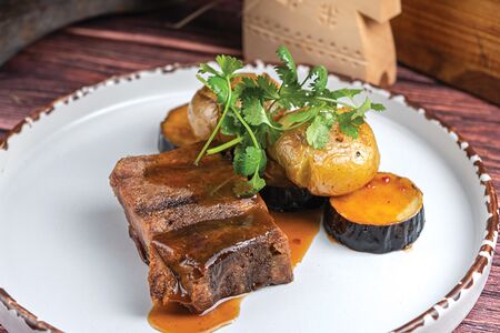 Говяжий язык на гриле с молодым картофелем и баклажаном