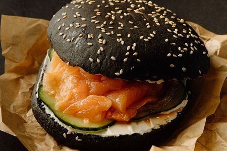 Черный бейгл с лососем