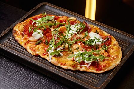 Лепешка с чоризо, креветки, песто