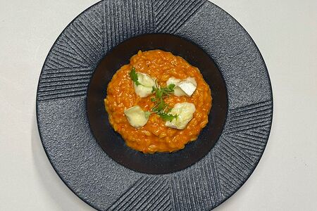 Ризотто с сыром камамбер и соусом из печеных перцев 