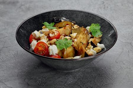 Салат с хрустящими баклажанами