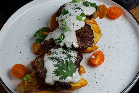 Медальоны из говядины с картофелем и грибным соусом