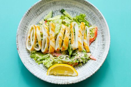 Салат с кальмаром