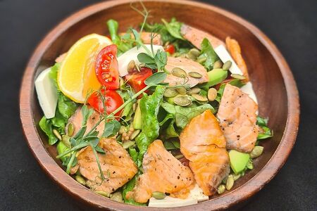 Теплый салат с лососем и авакадо