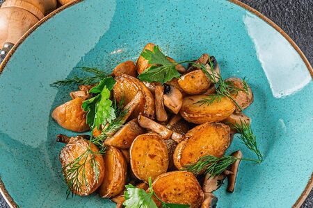 Молодой картофель, обжаренный с тимьяном, розмарином и грибами